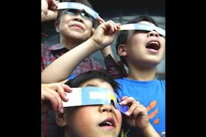 Estos niños jordanos siguen el tránsito con la debida protección ocular.