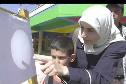 La maestra les explica el proceso.