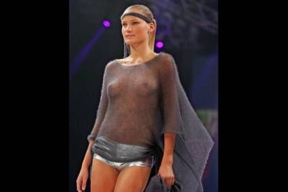 Una modelo viste una creación de la línea de Sisi Wasabi durante el desfile del 