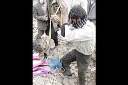Las autoridades iraníes han decidido prolongar la operación de rescate con la esperanza de localizar a más supervivientes.