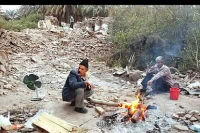 Miles de residentes de Bam pasaron su segunda noche a la intemperie, algunos de ellos apenas protegidos del intenso frío. Muy pocos se encuentran en campamentos instalados por los equipos de ayuda.