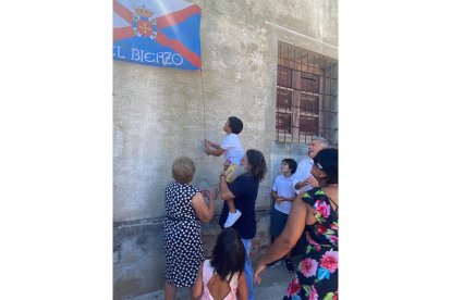 El hijo de Raúl Pérez fue el encargado de descubrir la placa. VALTUILLE DE ABAJO