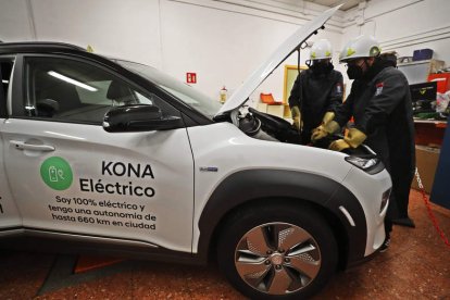 Dos de los alumnos del curso operan con el motor. RAMIRO