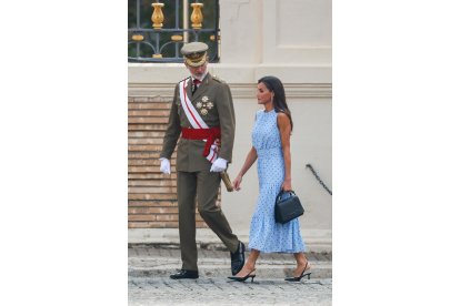 El rey Felipe VI, acompañado por la reina Letizia, a su llegada para presidr la ceremonia oficial en la que la princesa de Asturias, Leonor, ha jurado bandera con el resto de los cadetes de su curso, este sábado en la Academia General Militar de Zaragoza.EFE / JAVIER CEBOLLADA
