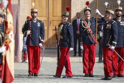 La princesa de Asturias, Leonor de Borbón, desfila para pasar bajo la bandera con el resto de los cadetes de su curso después de jurar la misma en una ceremonia oficial celebrada en la Academia Militar de Zaragoza este sábado y presidida por su padre, el rey Felipe VI. EFE/Javier Cebollada
