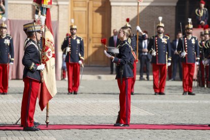 La princesa de Asturias, Leonor de Borbón, jura bandera en una ceremonia oficial celebrada en la Academia Militar de Zaragoza este sábado presidida por su padre, el rey Felipe VI, y junto al resto de los cadetes de su curso. EFE/Javier Cebollada