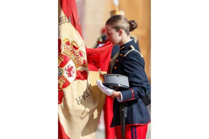 La princesa de Asturias, Leonor de Borbón, besa la bandera durante la ceremonia oficial en la que juró la misma, junto al resto de los cadetes de su curso, en una ceremonia oficial celebrada en la Academia Militar de Zaragoza este sábado y presidida por su padre, el rey Felipe VI. EFE/Javier Cebollada