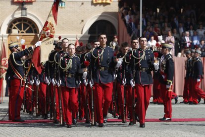La princesa de Asturias, Leonor de Borbón, desfila bajo la bandera después de jurar la misma con el resto de los cadetes de su curso en una ceremonia oficial celebrada en la Academia Militar de Zaragoza este sábado y presidida por su padre, el rey Felipe VI. EFE/Javier Cebollada