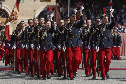 La princesa de Asturias, Leonor de Borbón (i), desfila después de jurar bandera con el resto de los cadetes de su curso en una ceremonia oficial celebrada en la Academia Militar de Zaragoza este sábado y presidida por su padre, el rey Felipe VI. EFE/Javier Cebollada