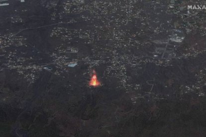Imagen por satélite del volcán de La Palma en erupción. Stephen Wood/MAXAR TECHNOLOGIES