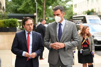 El presidente del Gobierno, Pedro Sánchez, acompañado del ministro de Asuntos Exteriores José manuel Albares, se encuentra hoy miércoles en Nueva York para asistir a la 76ª Asamblea General de las Naciones Unidas. Sánchez llegó en la tarde del martes a Nueva York, dos días después de lo previsto inicialmente ya que retrasó su desplazamiento para seguir en La Palma la evolución de la erupción volcánica que está sufriendo esta isla canaria.- EFE/ Pool Moncloa / Borja Puig de la Bellacasa. BOTJA PUIG DE LA BELLACASA