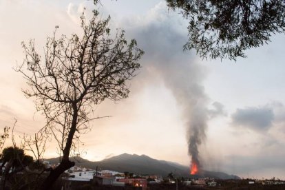 La erupción que comenzó el domingo en La Palma comienza este jueves su quinto día de actividad. CARLOS DE SAÁ