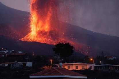La erupción que comenzó el domingo en La Palma comienza este jueves su quinto día de actividad. CARLOS DE SAÁ