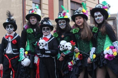 Unas elegantes y coloridas catrinas. A. VALENCIA.