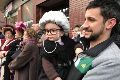 Vivir el carnaval desde niños aunque vayan de abuelas. A. VALENCIA.