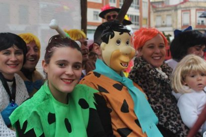 La familia Picapiedra al completo desafía a la lluvia con una sonrisa. A. VALENCIA.