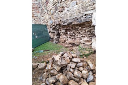 Detalle de los trabajos de restauración que se están realizando en la cimentación de la muralla en el tramo de Era del Moro. DL