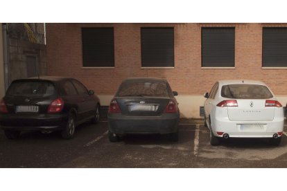 Vehículos estacionados en Sahagún. ACACIO  DÍAZ