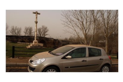 Un vehiculo y el Crucero entre arenisca, en Sahagún. ACACIO DÍAZ