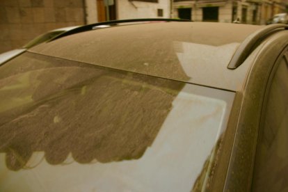 Los coches siguen tapados por el polvo sahariano. RAMIRO
