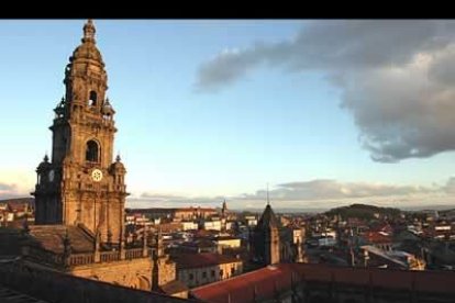Los tejados de piedra están escalonados y se cubren de líquenes por la lluvia.