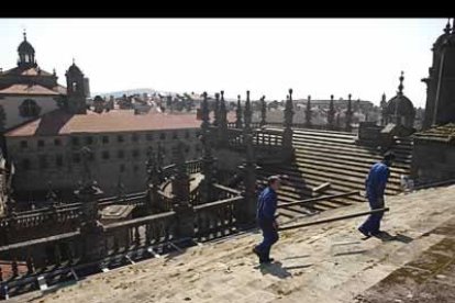 circuito de la visita está realizado en piezas de madera de iroco, adaptadas a la piedra sin agredirla con clavos ni puntas.
