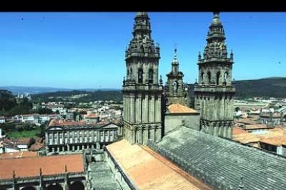 La Catedral de Santiago adquiere en sus tejados una nueva dimensión, más humana en su grandiosidad.