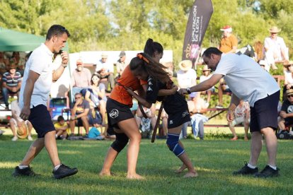 Isabel Justel y Priscila Martínez en su combate. MIGUEL F.B.