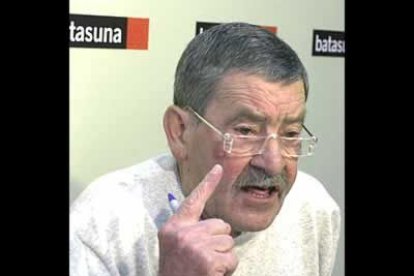 Idigoras, natural de la localidad vizcaína de Amorebieta, fue sindicalista activo y participó en la fundación de LAB. Estuvo en la cárcel durante el franquismo y sufrió también el exilio.
