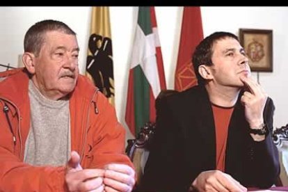 Fue miembro de las Mesas Nacionales de Herri Batasuna entre los años 1978 y 1995 y portavoz de esta formación. En esta imagen aparece junto al portavoz de Batasuna, Arnaldo Otegi.