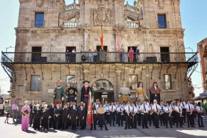 La banda y el balcón municipal, con las autoridades. DANIEL PISABARRO