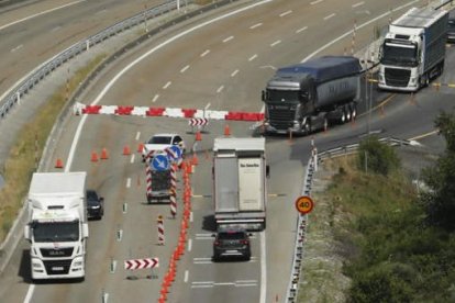 Inicio del desvío por la antigua N-VI, en la subida a Piedrafita desde el Bierzo. L. DE LA MATA