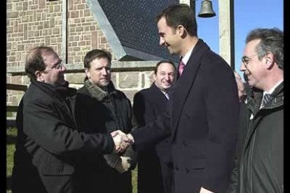Momento en el que el heredero de la Corona Española saluda al presindente de la Junta de Castilla y León, Juan Vicente Herrera.