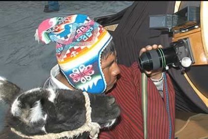 Un indígena Aymara de la localidad boliviana de Huatajata, observa Marte, después de que una misión científica estadounidense de la Nasa fotografiada desde el altiplano andino boliviano el planeta.