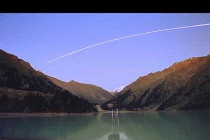 El cielo de Kazakhstan permitió ver la marca del luz que dejó Marte en su trayecto de acercamiento.