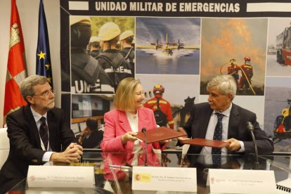 Quereda, de Isdefe, la secretaria de Estado, Amparo Valcarce, y Juan Francisco García Marín. RAMIRO