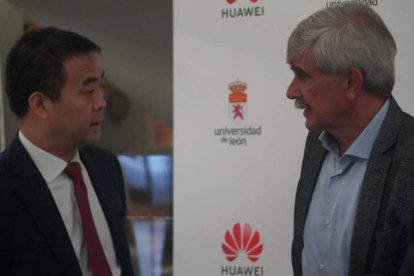Eric Li con el rector de la Universidad de León antes de la presentación del aula en Industriales. J. NOTARIO