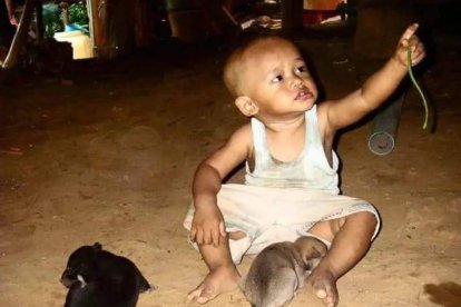 La realidad que viven los niños y niñas refugiados de Myanmar en Tailandia, en República Dominicana y Ucrania es contada a través de sus propios ojos con las rudimentarias cámaras que les han proporcionado en los proyectos en los que ha participado Irene Martes Sánchez, con la oenegé Project for Children. En Tailandia se refleja el trabajo infantil en el campo y en la casa, donde niñas pequeñas están al cuidado de sus hermanos y niños de corta cargan con bidones de agua para suministrar al hogar. Son niños y niñas que se enfrentan en soledad a situaciones extrema, como refleja la foto en la que se ve de espaldas a un menor sentado a la puerta de la vivienda. En República Dominicana y la frontera con Ucrania se refleja la alegría del grupo al participar en excursiones y actividades colectivas.