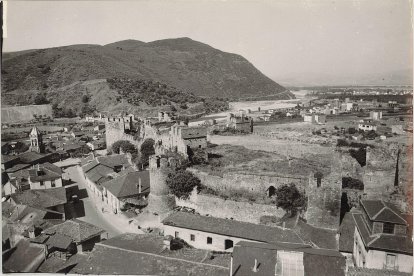Postal de mediados de los años 60, de Ediciones París, que muestra las viviendas adosadas al Castillo de Ponferrada en la calle Gil y Carrasco. ARCHIVO HISTÓRICO MUNICIPAL DE PONFERRADA