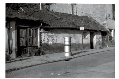 Antiguo buzón de correos en la calle Gil y Carrasco. Todas esas casas quedaron sentenciadas con el Plan Director del Castillo en 1994. Había que derribarlas. ARCHIVO HISTÓRICO MUNICIPAL DE PONFERRADA