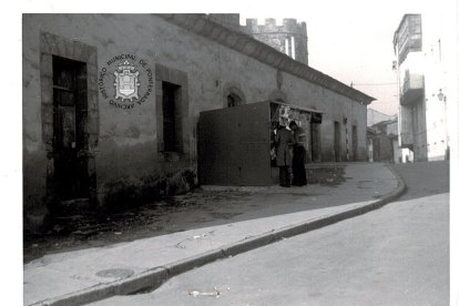 El que se ha mantenido en pie por su valor histórico (y tampoco pega con el Castillo) es el edificio de las cuadras, hoy Oficina de Turismo. A finales de los años sesenta un kiosko de prensa estropeaba su fachada. ARCHIVO HISTÓRICO MUNICIPAL DE PONFERRADA