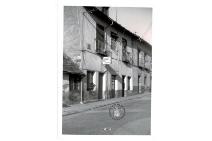 En las viviendas adosadas había negocios como fondas o peluquerías donde el corte de pelo era barato. ARCHIVO HISTÓRICO MUNICIPAL DE PONFERRADA