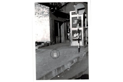 Vieja cabina de teléfonos. Hoy sería una reliquia. ARCHIVO HISTÓRICO MUNICIPAL DE PONFERRADA