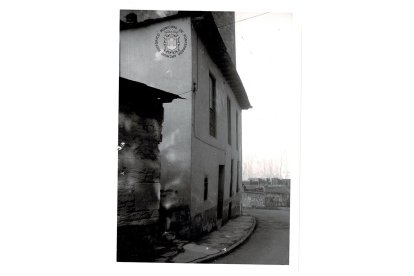 Las viviendas de la calle Tras la Cava, adosadas al Castillo Viejo, resistieron algunos años más. Hoy también son historia. ARCHIVO HISTÓRICO MUNICIPAL DE PONFERRADA