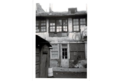 Eran viviendas humildes, pero con revoque para ocultar la piedra redonda y en algunos casos grandes ventanales. ARCHIVO HISTÓRICO MUNICIPAL DE PONFERRADA