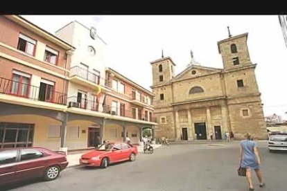 La iglesia de San Pedro, se encuentra frente al Ayuntamiento, en la Plaza Mayor de la localidad.