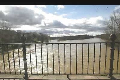 Imagen típica de un invierno lluvioso en el que el río Esla, a su paso por Valencia de Don Juan, es el más beneficiado por el exceso de agua.