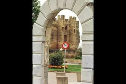 Una curiosa perspectiva del monumento más característico de Coyanza.