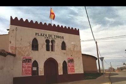 Fachada de la plaza de toros coyantina.
