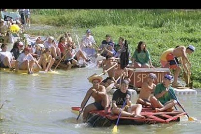Una de las actividades más divertidas del verano es el descenso en improvisadas embarcaciones del río Cea desde Valencia de Don hasta Valderas.